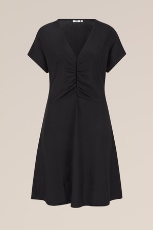 Černé šaty s krátkými rukávy, hlubokým véčkovým výstřihem a nabíraným detailem na přední části. Lehce plynulá tkanina s hladkou texturou a délka nad kolena.