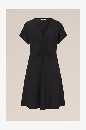 Must mustaga lühikeste varrukatega, sügava V-kaelusega ja kogutud esiosa detailiga. Voogav kangas, millel on sile tekstuur ja põlve kohal pikkus.