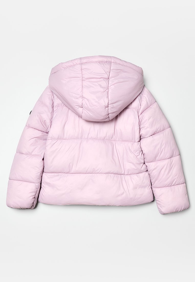 Hellrosa gepolsterte Jacke mit Kapuze, die horizontale Nahtdetails und eine glatte, glänzende Textur aufweist. Die Rückansicht zeigt kurzärmelige Länge.