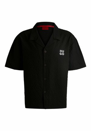 Chemise noire à manches courtes avec un tissu texturé, col ouvert, devant boutonné et logo "HUGO" blanc sur la poitrine gauche.