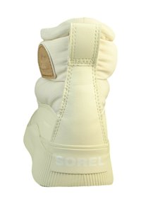 Weiße Knöchelstiefel mit einem strukturierten, gepolsterten Obermaterial und glatten Lederakzenten. Verfügt über eine Gummisohle und ein geprägtes Markenlogo an der Ferse.