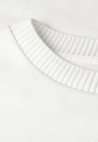 Weißes Sweatshirt-Detail mit einem gerippten Rundhalsausschnitt und glatter Textur. Der Stoff ist unifarben, ohne sichtbare Muster oder Akzente.