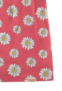 Rode stof met een bloemmotief van witte madeliefjes en gele centra. Een klein crème label met "Pockies Couch Culture" is zichtbaar.