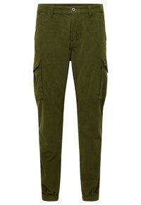 Pantalon cargo vert olive avec fermeture par bouton et fermeture éclair, poches latérales avec rabat, passants de ceinture et poignets élastiques aux chevilles.