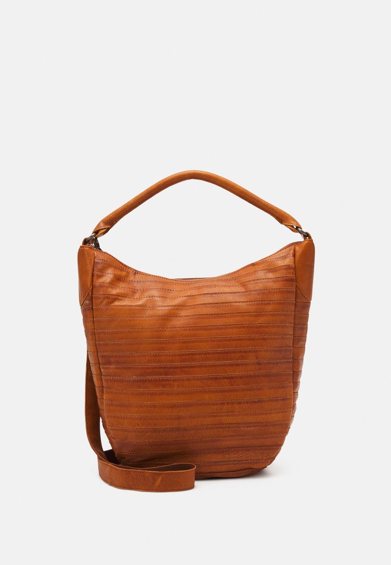Sac à bandoulière en cuir marron avec surpiqûres horizontales, poignée supérieure et bandoulière réglable, sur fond clair uni.