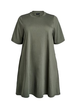 Robe t-shirt vert olive, fabriquée dans un tissu doux, avec des manches courtes, un col rond, des poches latérales et une silhouette décontractée.
