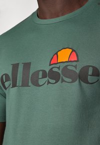 Ellesse CELLA  - Nyomott mintás póló - green