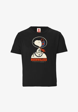 Black t-shirt with cartoon Snoopy as an astronaut sitting on the moon, text "MOONWALKER" and "FIRST BEAGLE IN SPACE" below.