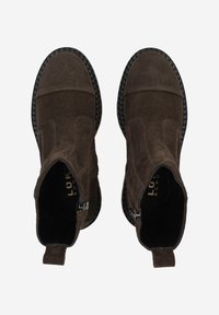 Bottes à chevilles en suède marron avec une finition texturée, des panneaux latéraux élastiques et une semelle en caoutchouc. Comprend une fermeture éclair de chaque côté pour un enfilage facile.
