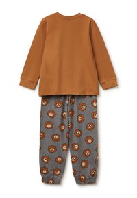 Bruin langemouwshirt gecombineerd met grijze pyjamabroek met een herhalend berenhoofdmotief. Mouwen en enkels hebben boorden voor een betere pasvorm.