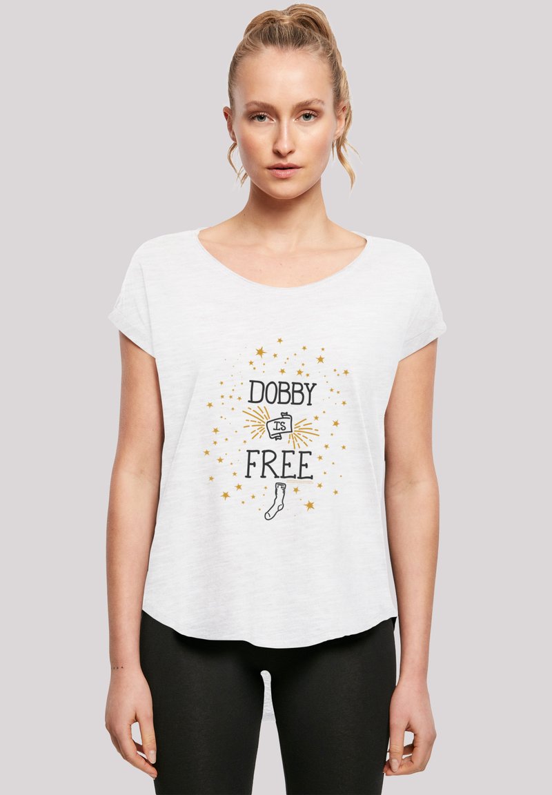Weißes Baumwoll-T-Shirt mit kurzen Ärmeln, das den Text "DOBBY IST FREI", Sterne und eine Sockengrafik in Schwarz und Gold akzenten zeigt.