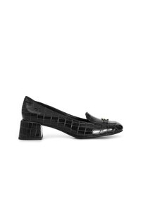 Mocasines bajos de charol negro con textura de cocodrilo, que presentan una punta almendrada y un pequeño acento decorativo en dorado.
