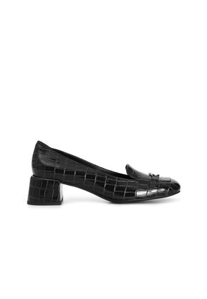 Mocasines bajos de charol negro con textura de cocodrilo, que presentan una punta almendrada y un pequeño acento decorativo en dorado.