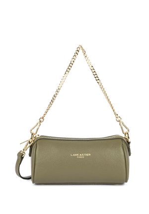 Sac à main cylindrique en cuir vert olive avec poignée chaîne dorée et logo "Lancaster Paris" en lettres dorées à l'avant.