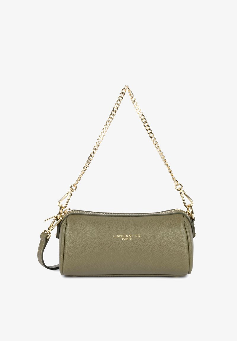 Sac à main cylindrique en cuir vert olive avec poignée chaîne dorée et logo "Lancaster Paris" en lettres dorées à l'avant.
