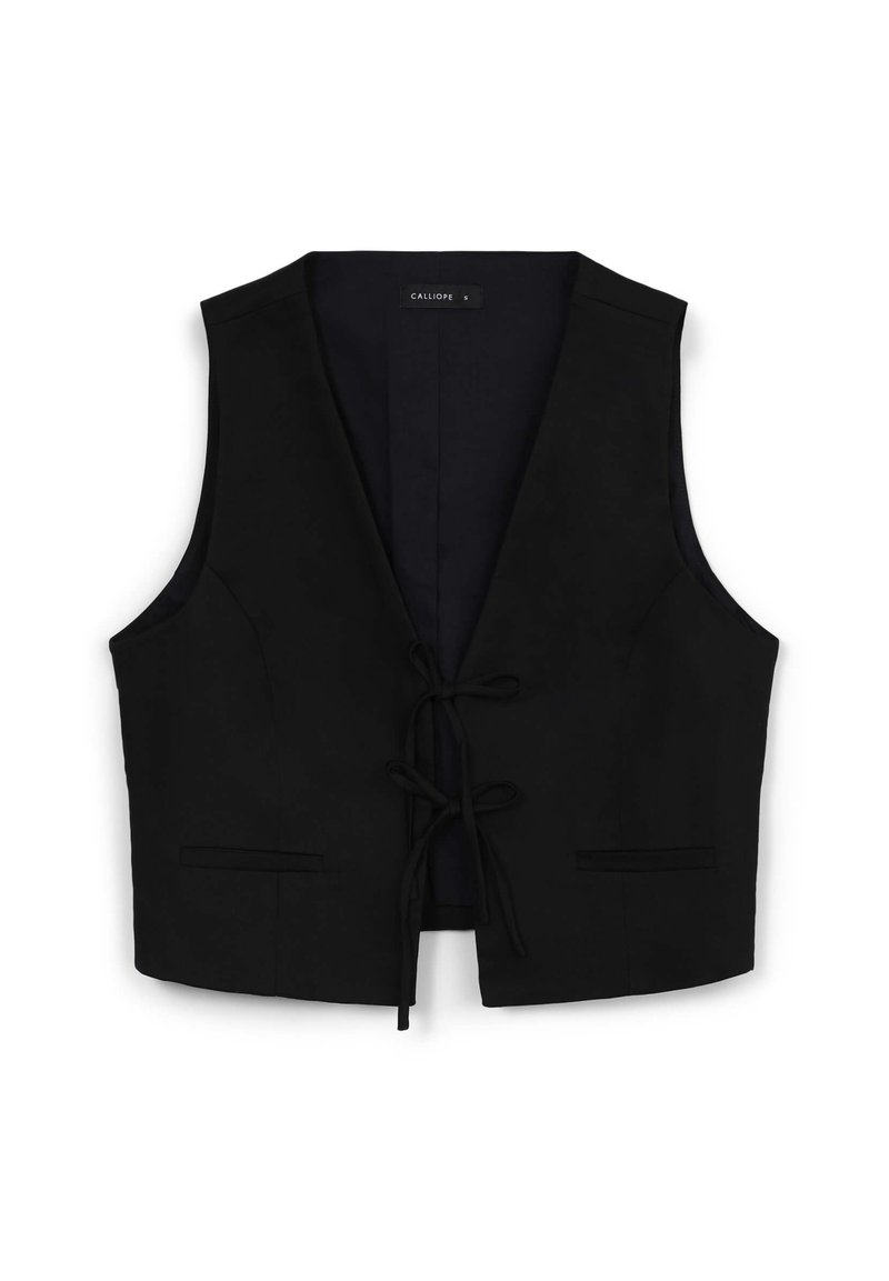 Schwarze ärmellose Weste mit V-Ausschnitt, Bindegurt und zwei Fronttaschen; aus einem glatten Stoff mit minimalistischem Design.