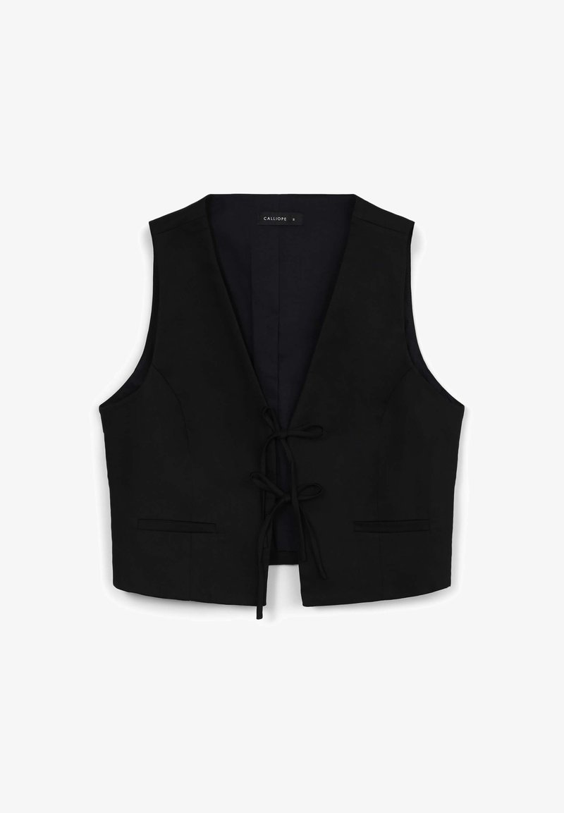 Schwarze ärmellose Weste mit V-Ausschnitt, Bindegurt und zwei Fronttaschen; aus einem glatten Stoff mit minimalistischem Design.