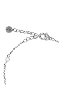 Zilveren kettingarmband met een sluiting en een enkele witte parel. De schakels hebben een gladde afwerking, met een ronde bedel nabij de sluiting.