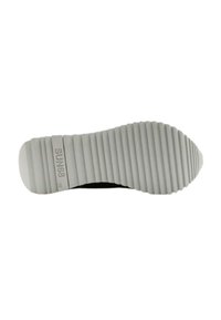 Podošva topánky s hlbokými horizontálnymi drážkami, biely gumový materiál, názov značky "SUN68" a veľkosť "36" vytlačená pri päte.