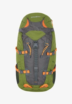 Zelený a šedý turistický batoh s oranžovými akcenty, vybavený nastavitelými popruhy, síťovými bočními kapsami a texturovaným materiálem.