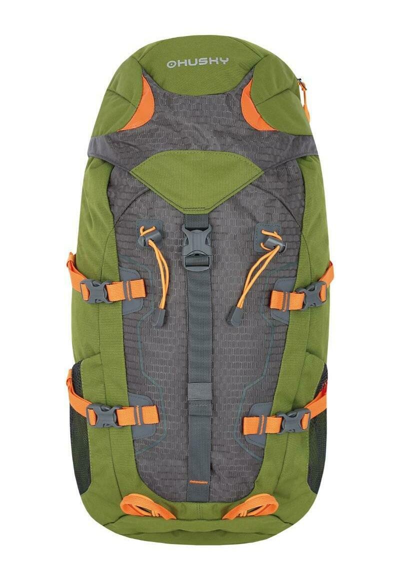 Zelený a šedý turistický batoh s oranžovými akcenty, vybavený nastavitelými popruhy, síťovými bočními kapsami a texturovaným materiálem.