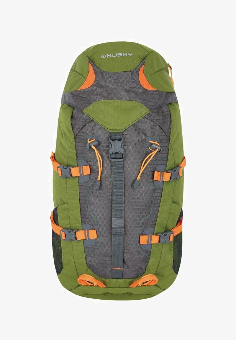 Zelený a šedý turistický batoh s oranžovými akcenty, vybavený nastavitelými popruhy, síťovými bočními kapsami a texturovaným materiálem.