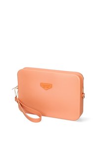 Borsa rettangolare color pesca con finitura testurizzata, dotata di una tracolla e di un piccolo tag con logo sulla parte anteriore, chiusura a zip nella parte superiore.