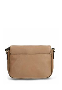 Beige leren schoudertas met een zachte textuur, een klep sluiting en donkere stiksels. Voorzien van een verstelbare schouderband en een compact formaat.