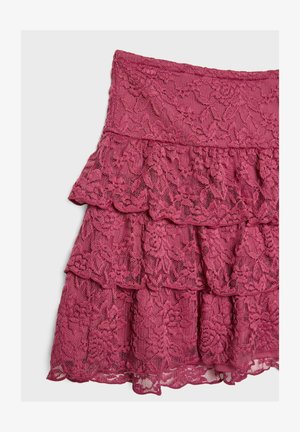 Volangskørt i mørk rosa blondestof med tre lagdelte tier, prydet med blomstertryk og en struktureret overflade. Flad taljeelastik øverst.