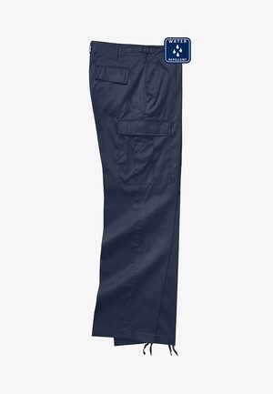 Morskie spodnie cargo wodoodporne, wykonane z gładkiego materiału; wyposażone w liczne kieszenie i zwężane mankiety dla regulowanego dopasowania.