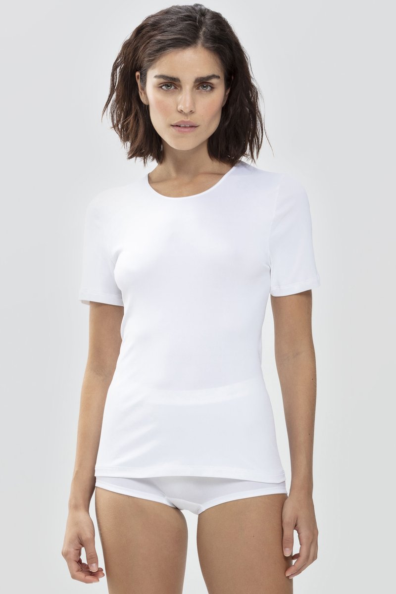 T-shirt blanc ajusté à manches courtes et encolure ronde, fabriqué en tissu lisse. Design simple, texture minimale et sans motifs.
