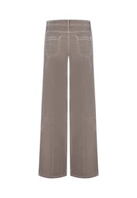 Wijde broek met rechte pijpen in een lichtbruine stof, voorzien van twee achterzakken en een gestructureerd oppervlak met een subtiele glans.