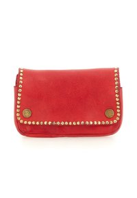 Clutch bag in pelle rossa con borchie dorate lungo i bordi e due pulsanti rotondi in metallo con logo sulla patta anteriore.