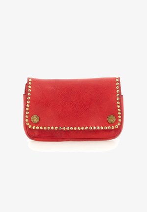 Clutch bag in pelle rossa con borchie dorate lungo i bordi e due pulsanti rotondi in metallo con logo sulla patta anteriore.