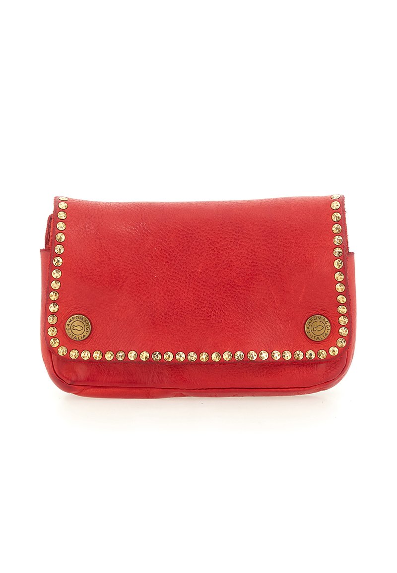 Clutch bag in pelle rossa con borchie dorate lungo i bordi e due pulsanti rotondi in metallo con logo sulla patta anteriore.