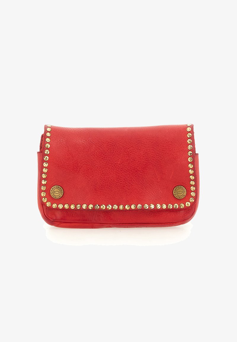 Clutch bag in pelle rossa con borchie dorate lungo i bordi e due pulsanti rotondi in metallo con logo sulla patta anteriore.