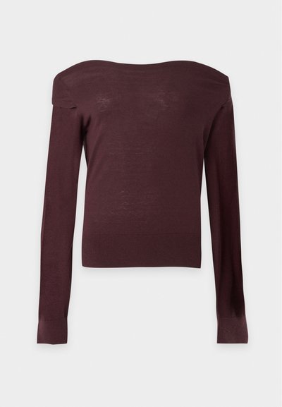 Pull moulant marron foncé à épaules dénudées, manches longues, avec poignets et ourlet côtelés sur un fond clair uni.