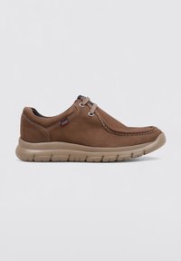 Chaussures casual en cuir marron avec un design incurvé, semelle en caoutchouc et coutures contrastantes. Elles disposent de deux œillets pour les lacets et d'un accent de logo.