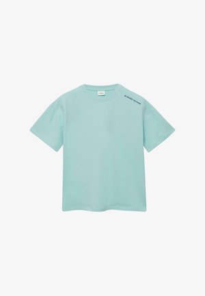 Hellblaues kurzärmeliges T-Shirt mit rundem Ausschnitt und kleinem schwarzem Text "BE THE BEST YOU CAN BE" nahe der rechten Schulter.