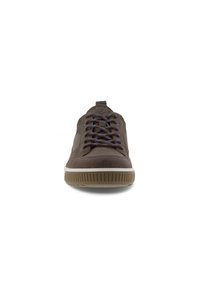 Sneaker marrone con tomaia in pelle testurizzata, lacci a motivo, suola bianca e punta arrotondata. Presenta un logo sulla linguetta.