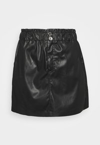 Mini jupe en cuir noir avec une taille élastique, comportant deux boutons décoratifs et une texture lisse et brillante.
