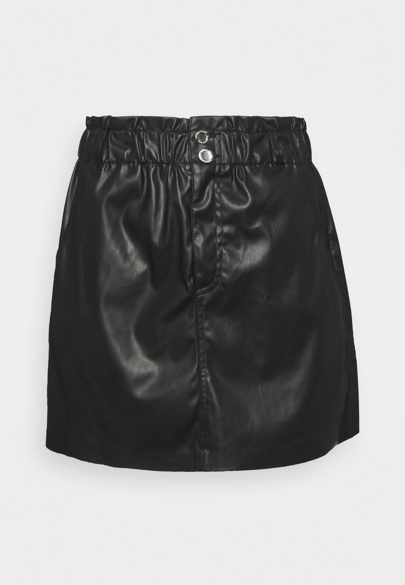 Mini jupe en cuir noir avec une taille élastique, comportant deux boutons décoratifs et une texture lisse et brillante.