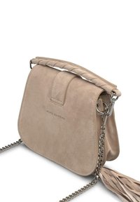 Beżowa zamszowa torebka z plecionym uchwytem u góry, srebrnym łańcuszkiem oraz frędzlem po boku. Posiada wytłoczone logo marki.