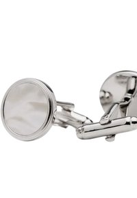 Runda manschettknappar med en polerad silverfinish och en texturerad vit pärlemorkärna, säkrade med en robust gångjärnsmechanism.