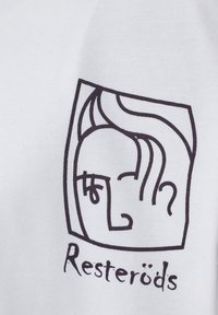 Hvid bomulds skjorte med en minimalistisk sort stregtegning af et ansigt og teksten "Resteröds" under.