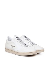 Sneaker bianche in pelle con texture liscia, lacci grigi e suola in gomma beige chiaro. Presenta il logo "Valsport 1920" in oro.