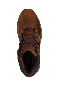 Zapato de senderismo marrón impermeable con material de cuero y malla, puntera redonda, ojales de metal y cordones marrones. Suela exterior texturizada para mayor tracción.