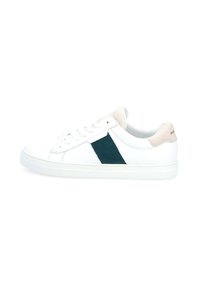 Sneaker bianca in pelle con pannello laterale in suede verde scuro, tab retro in suede color crema, lacci bianchi e suola in gomma textured.