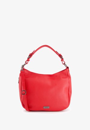 Sac à épaule en cuir rouge avec une finition texturée, doté d'une fermeture éclair, d'une courte poignée et d'une bandoulière réglable. Accents en métal argenté.