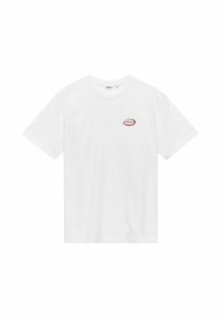 Hvid bomulds T-shirt med korte ærmer. Har et lille, ovalt, rødbrunt logo på venstre brystområde. Klassisk rundhalsede design.